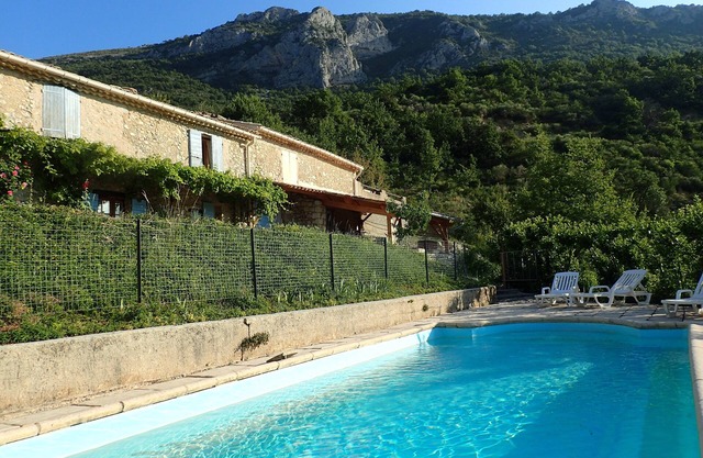 New: Charming Provencal farmhouse with exceptional panorama and exposure