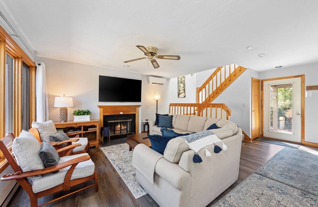 NEW! Charming Townhouse + Shared POOL