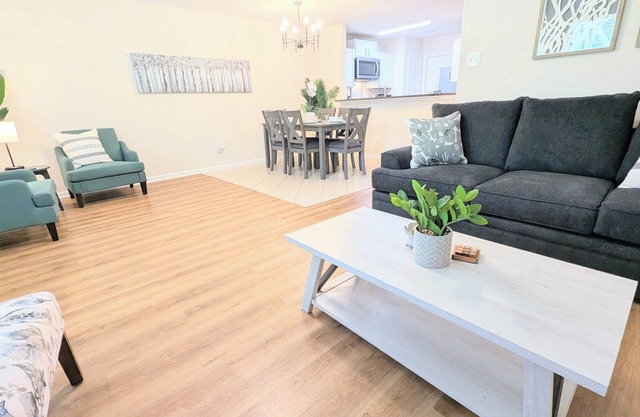 NEW Charming Warm Retreat for 8 Fully Equipped Fast WiFi Modern Comforts
