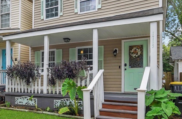 New Cheerful Renovated Home - 5 Min to Downtown!