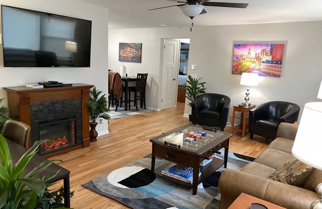 New! Cheers! Pro Cleaned, Self Check In Sleeps 6