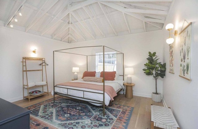 New Construction - Sleeps 4 - Close to Broadway!