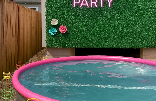 New Cowboy Pool! 6BR by FQ | EV Charger | Parking, | Parking | Patio | Laundry | 1GB Wifi | Parkview