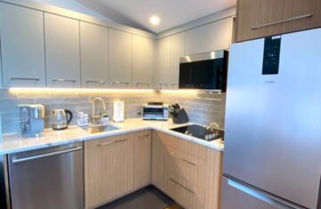 New Cozy 1 Bedroom ADU unit with your own private entrance and Kitchenette