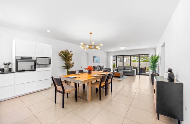 New Cozy 3BR/3BA Tropical Retreat Near Eagle Beach