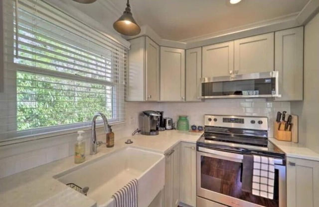 NEW! Cozy cabin minutes from Grandfather Mtn, Banner Elk, golf and pool too!