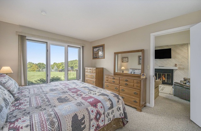 New! Cozy Condo w/Fireplace & Lake Views at Summit Village