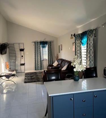 New Cozy Entire home 2 Bedroom- AC, Wifi, 24 hour Security, Smart Tv
