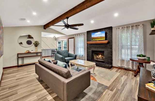 New! Cozy Retreat Located 15 minutes to Waco