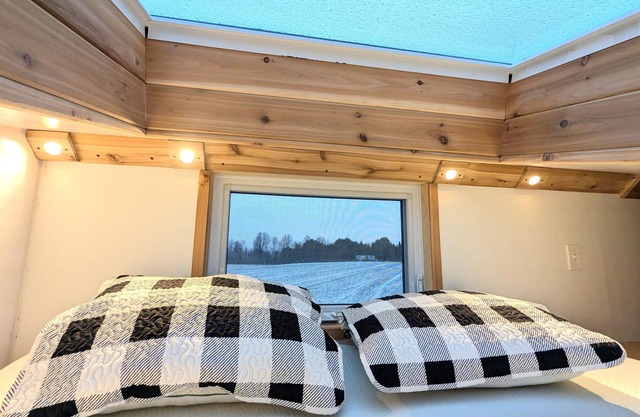 NEW Cozy Tiny House Retreat in Tranquility - 1 hour north of Toronto