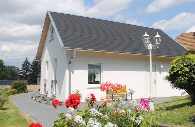 Newly renovated, cozy cottage with great comfort, pets welcome.