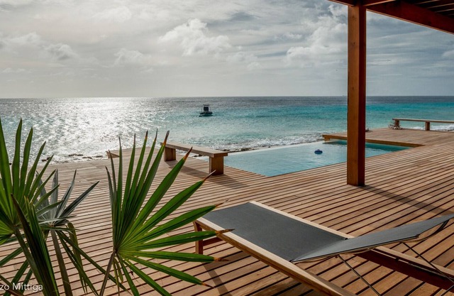 NEW ECO BEACH HOUSE 3 DIRECTLY ON THE BEACH SLEEPS 8