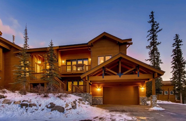 NEW Emmett's Peak in Breck, Forest & Mountain Views, 5min drive to Slopes/Downtown, Hot Tub