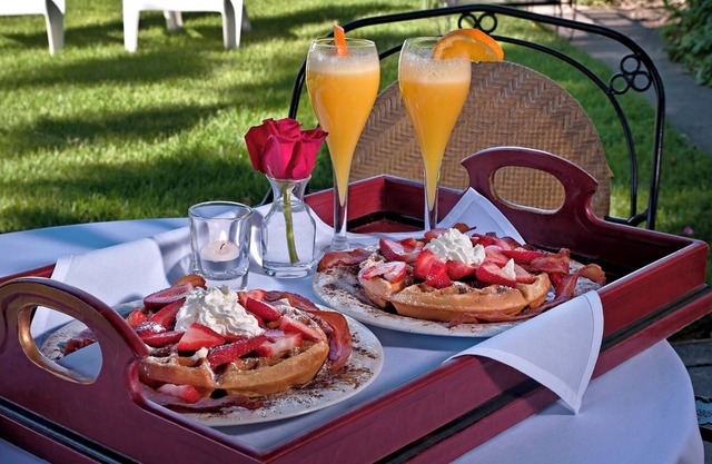 New Euro style decor. King bed & Great view Room is up stairs Easy inside carpeted stairs w/iron handrail