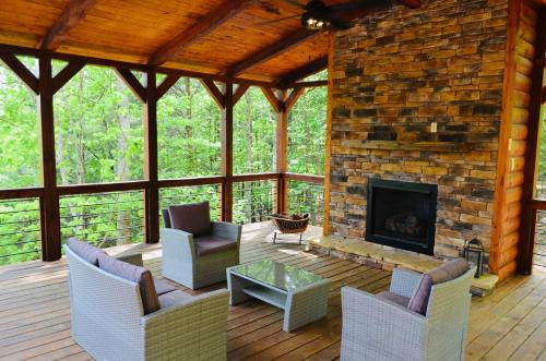 New Exterior- Sleeps 8-Hot Tub-Games Galore-Nature