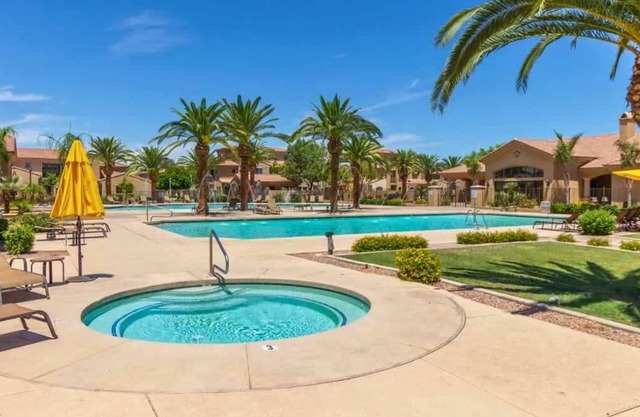 *NEW* Family Oasis Getaway! 2 Pools, Spas & Gym!