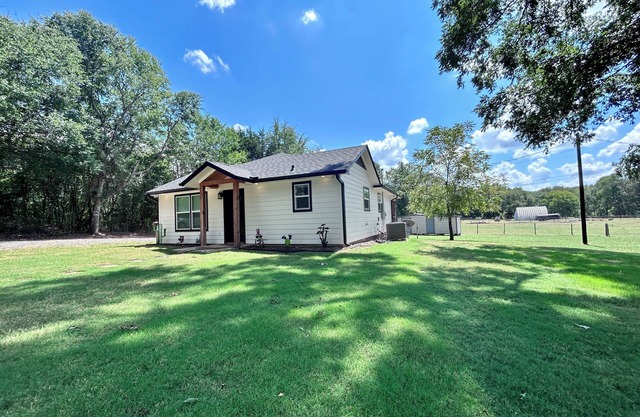NEW! Fire pit AND golf! LUXURY COUNTRY RETREAT in heart of MAJESTIC ETX!