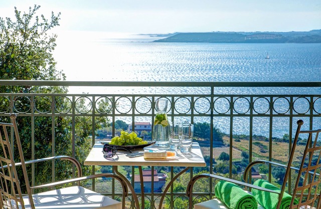 *NEW FOR 2016 * Superb 1 bedroom King Suite walking distance to town and beach.