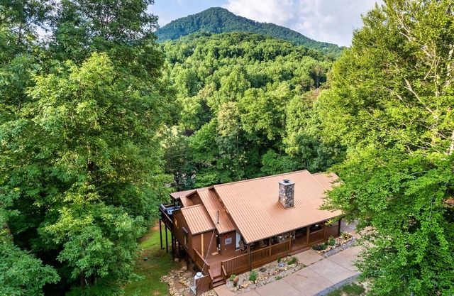 New Fun Family Cozy Cabin w/hot tub -games- great location!