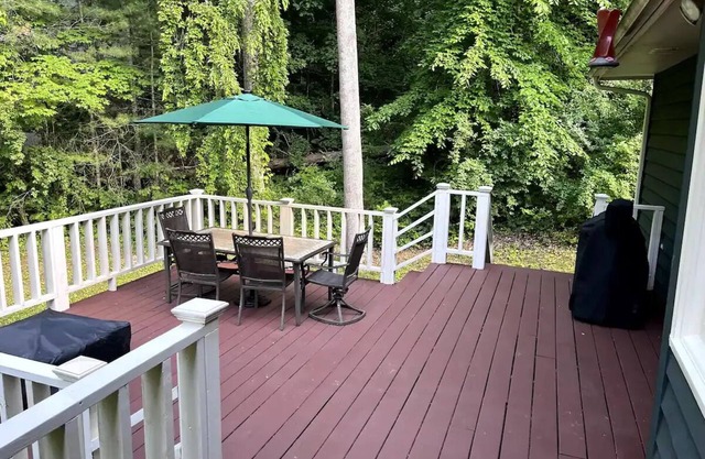 -NEW- Green Cedar Lodge, Nature Lovers Dream! Hot Tub, FirePit, BBQ