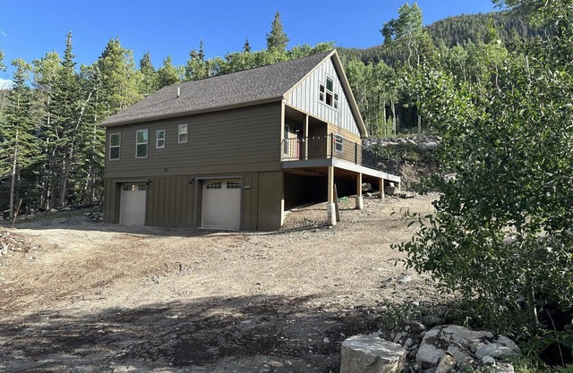NEW House minutes from SALIDA. 2 King, 4 Queen, 4 Full Bath, Garages