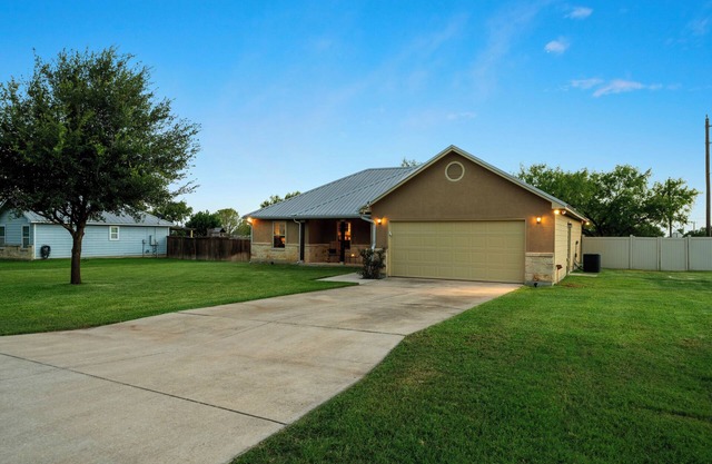 NEW Jtown Junction LUXE 3BR 2BA for 7 Desirable Neighborhood Yard 1King 2Q 1T