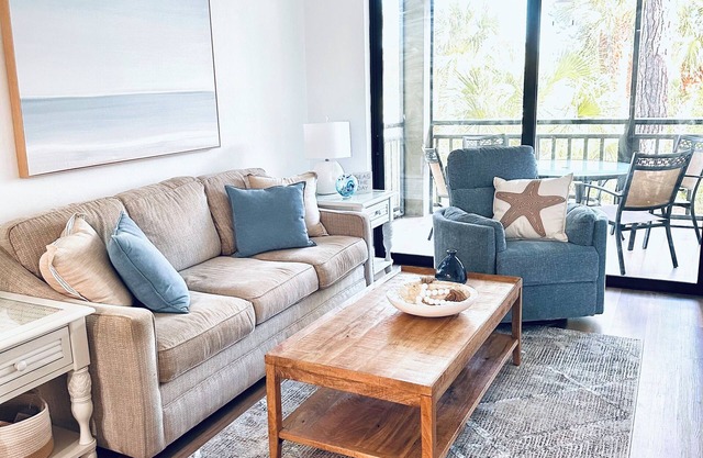 New! Just renovated coastal condo, Gated community, 10 min to beach by shuttle!