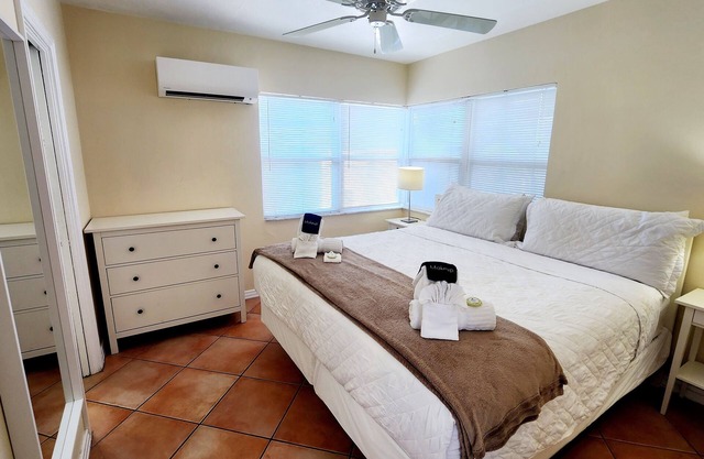 NEW Listing! 1 bedroom/1 bath Apartment! Only a 5 min walk beach! Great views!