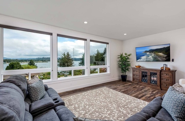 New listing! Beautiful upscale bay view home, gas grill, game room, pet friendly