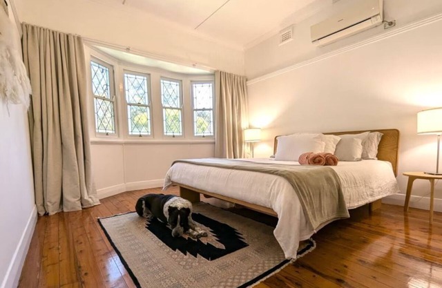 NEW listing - Charming 2-bedroom house with WiFi and AC in Kotara