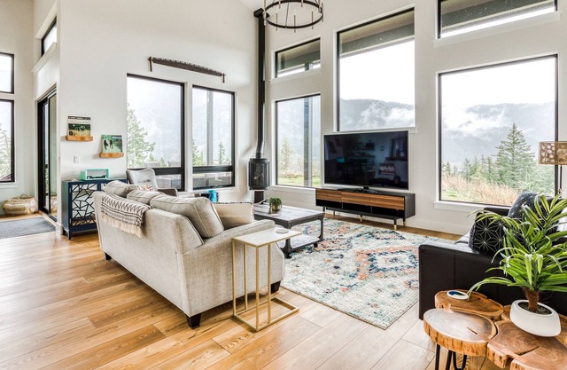 New listing! Chic and stunning dog-friendly home w/ private hot tub & firepit!