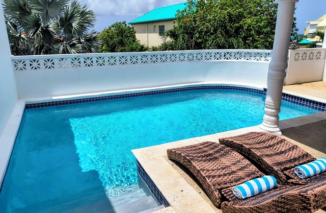 New Listing, Exceptional 3 bed & bath with private pool in Pelican Cove