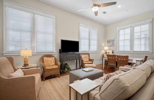 New Listing! Habersham Flat - Sleeps 4 Walking Distance to Pool and Market St