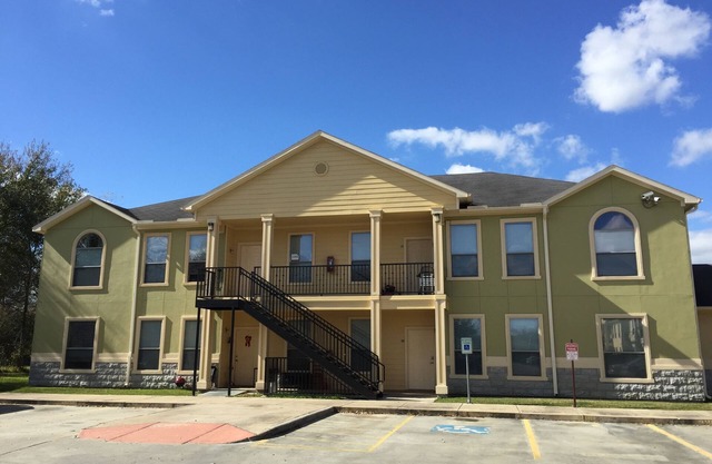New Listing! Newly furnished condo, I-10 West/Beltway 8, 4 bedrm 2 bath, 77080