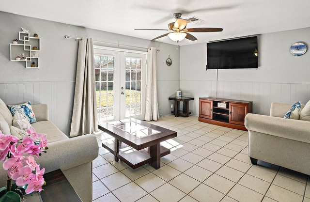 NEW LISTING! Safe Convenient Hidden Gems 3BRs - Sleep 6 by RedAwning