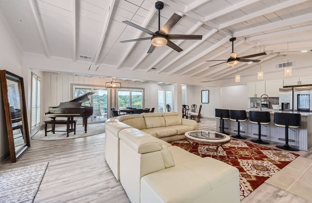 New Lux House: Swim Spa, Views, Pet-Friendly, Near Lake