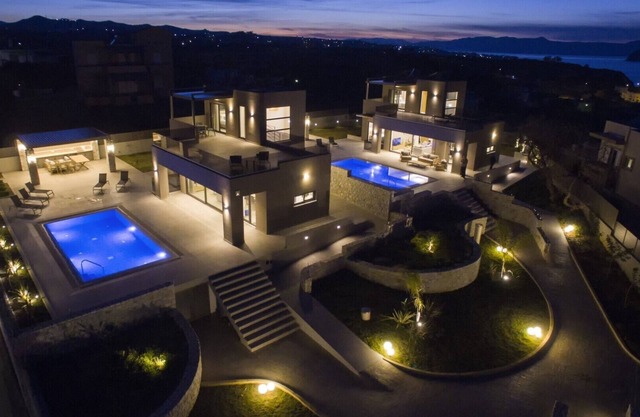 New Lux villa★Sauna & Jacuzzi★2 Private Heated Pool★ 24sleeps★Walk to everything