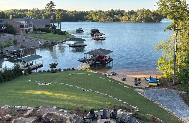 NEW luxurious lakefront home near CLEMSON PRIVATE BEACH on LAKE KEOWEE