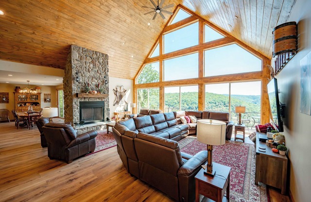 New! Luxurious Mountain Getaway w/Hot Tub