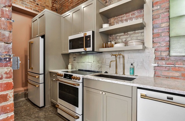 New luxury apartment in downtown Frankfort next to Distilleries. Near everything