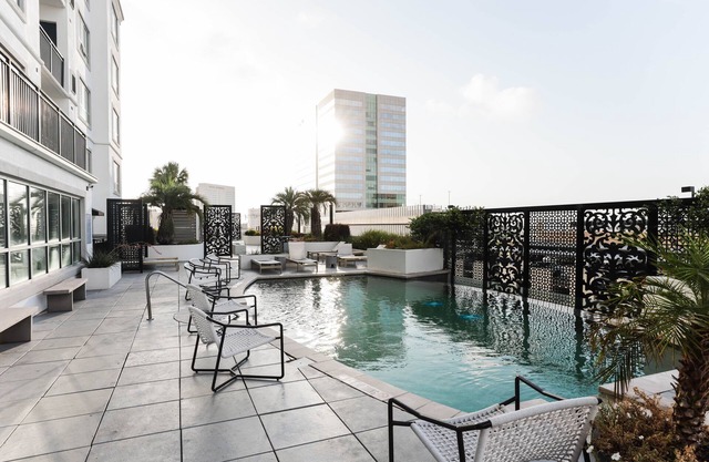 New Luxury Condo! XL suite across from Galleria