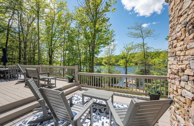 New! Luxury Lakefront w/Pool, Dock & Hot Tub