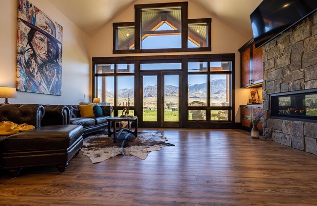 New Luxury Mountain Modern Cabin Near Yellowstone