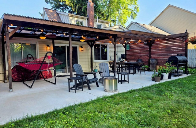 NEW! Luxury Outdoor Escape. Hammock Firepit BBQ 2 Full Baths