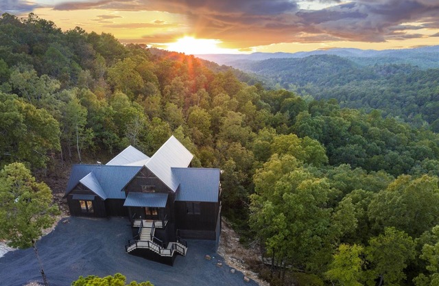 NEW Luxury Retreat 3-Level Deck, Slide/Putting Green & Stunning Views