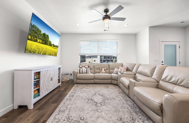New Luxury Townhome near Utah Lake! Mountain View’s. Family Friendly amenities!