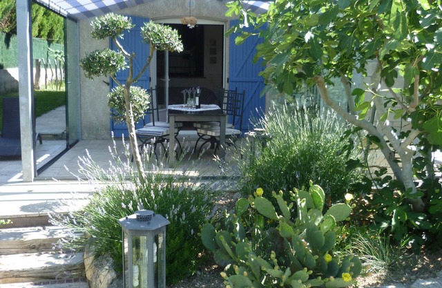 New Mediterranean holiday house with large garden, 8 km to the sea.