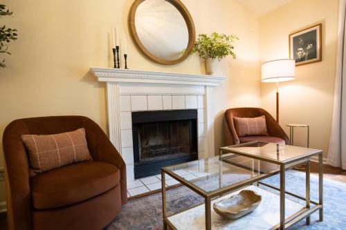 New Meets Nostalgic - Adorable Cottage Sleeps 8