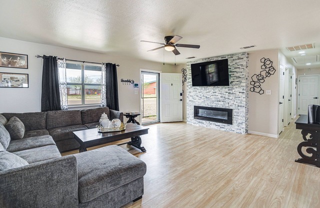 New Mexico Smart Home w/Private Yard & Grill
