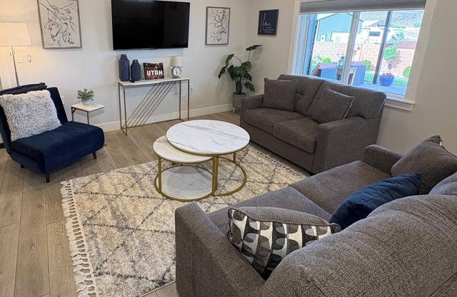 NEW Modern basement casita with majestic views just 24mi to Zion National park